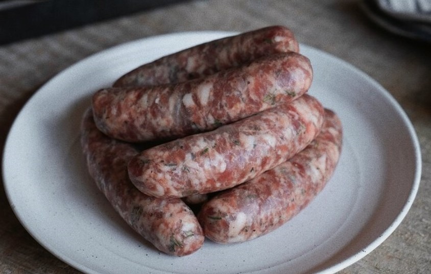 Едросмляна свинска наденица с праз